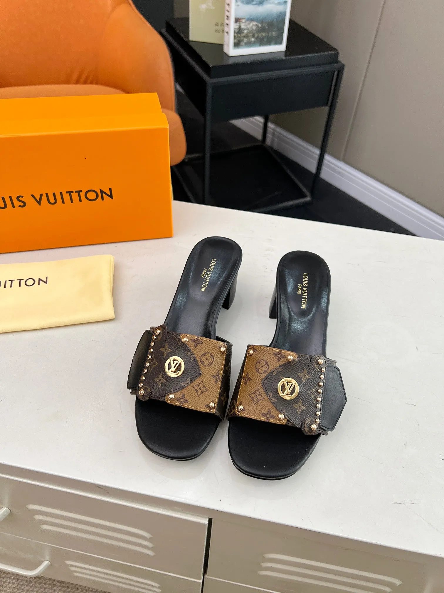 💕💕Factory direct selling price p400💕💕 Vuitton Louis Vuitton's latest 2024 spring and summer style. This LV Frame flat sandal is combined with Monogram and Monogram Reverse canvas, showing a fashionable and comfortable style. The wide front strap is embellished with studs and the LV Circle logo, echoing the opening and closing design of the Camera Box bag, and a durable leather outsole completes the look. Bringing a different visual feast to the hot summer Color: Brown White Size: 35 to 40 (4142 43 44 can be customized, non-returnable and non-exchangeable) (Genuine leather bottom can be customized +40) (Genuine leather bottom can be customized +30)